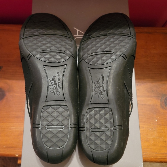 NEW Life Stride Soft System Womens Black Slip Ons Size 6M - Picture 2 of 4